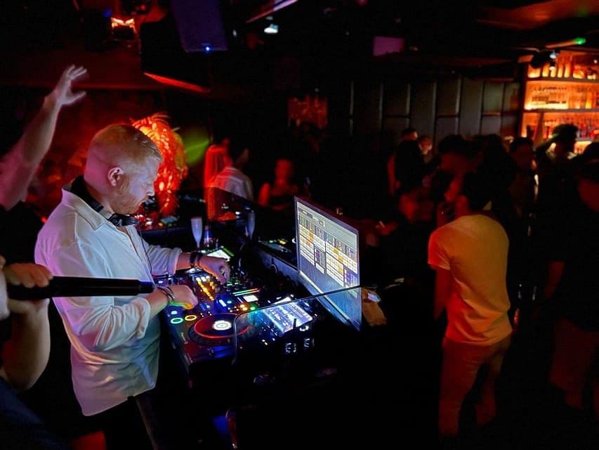 Amsterdam: Halloween Pub Crawl with VIP Club Entry